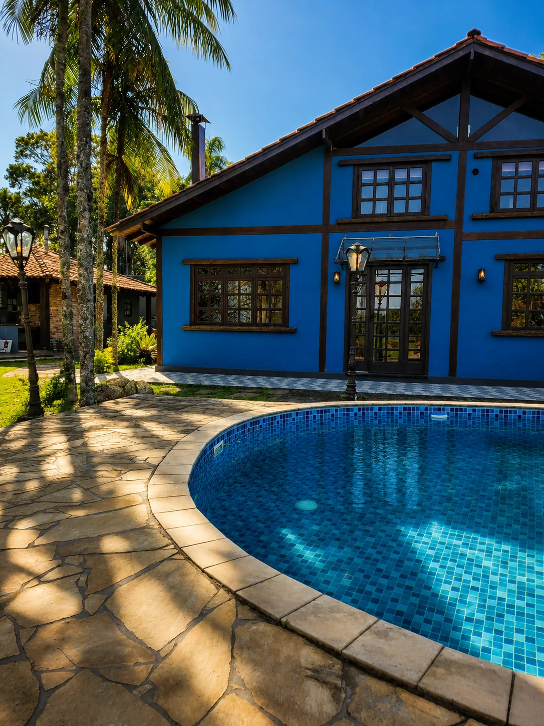 Piscina da Casa da Represa com a fachada ao fundo