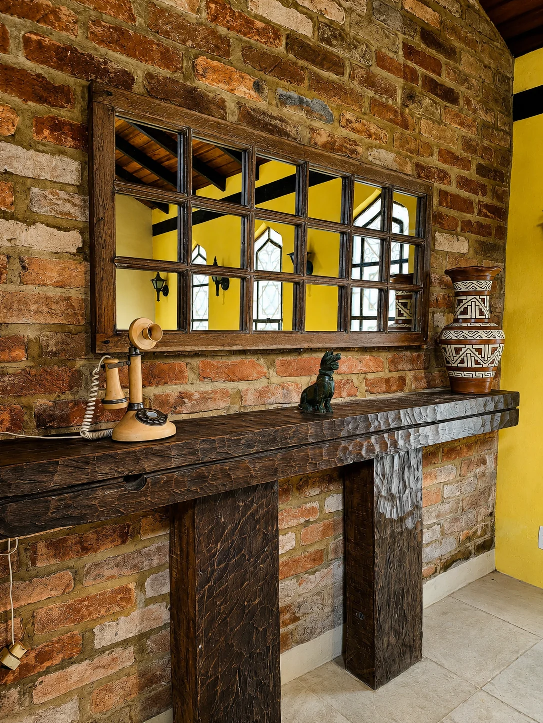 Parede de tijolinhos com espelho e decoração rústica