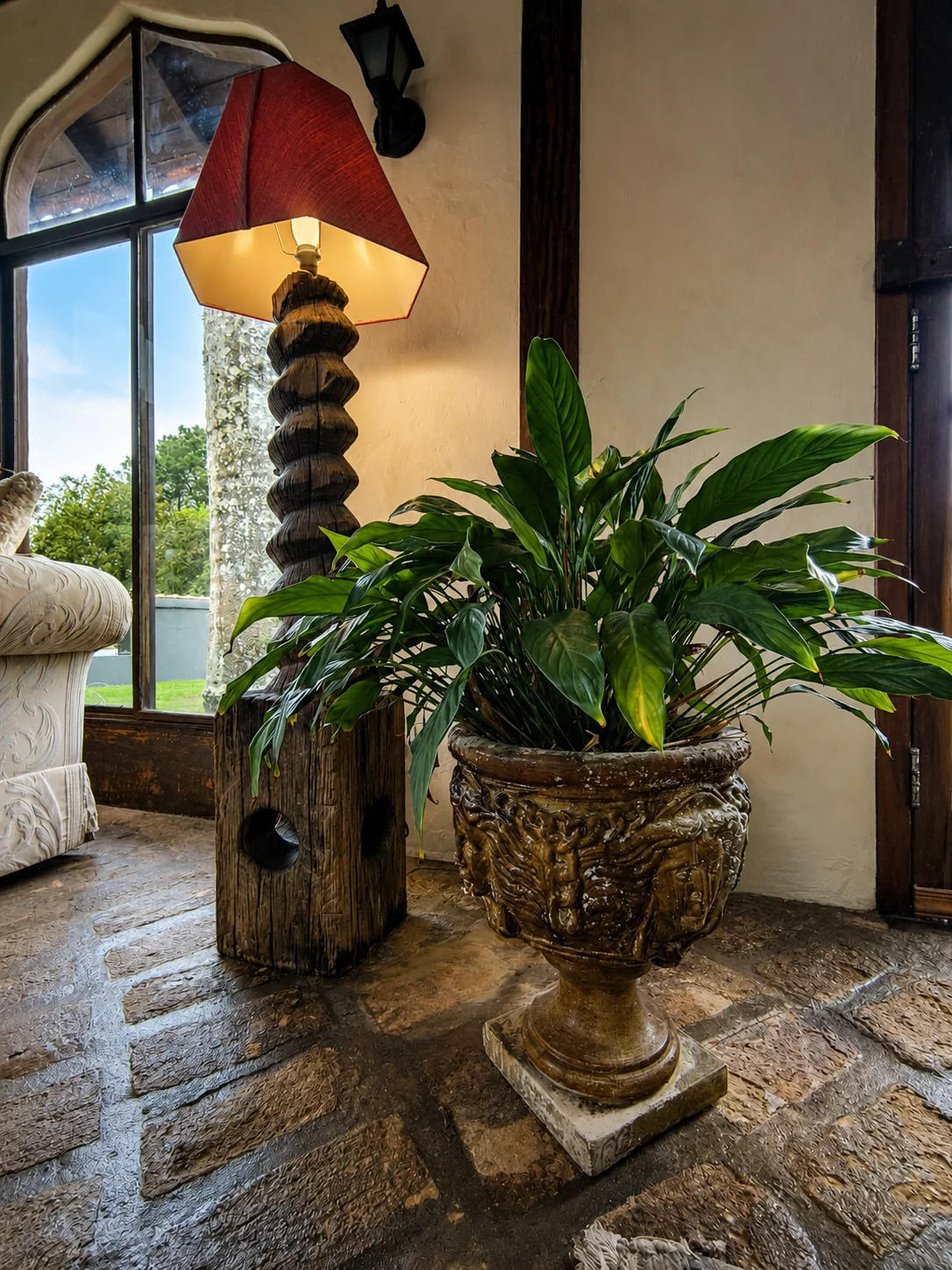 Luminária e planta decorativa na sala