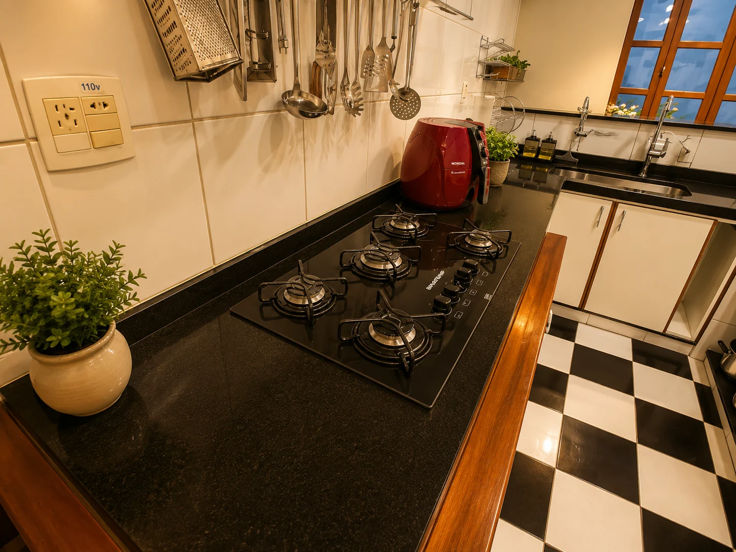 Detalhe da cozinha equipada com cooktop