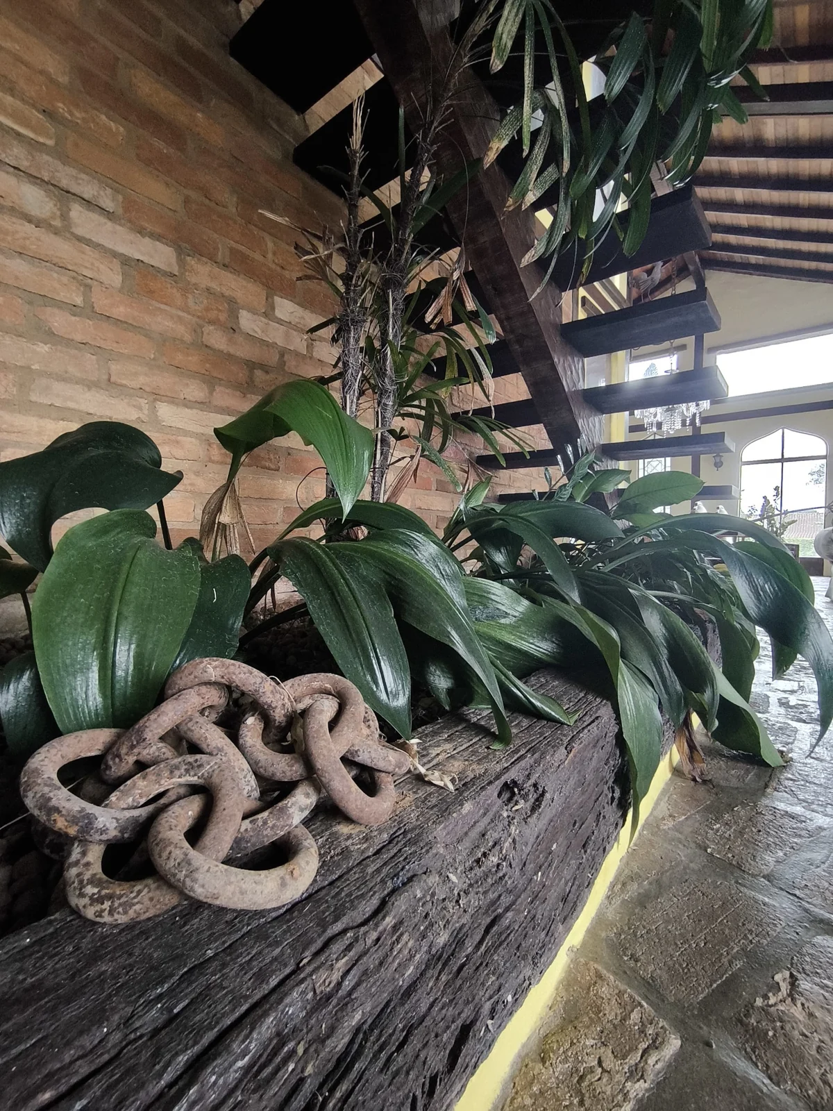 Decoração interna com correntes rústicas e jardim